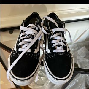 VANS BLACK & WHITE RUNNING TENNIS ATHLETIC SHOES 6.5